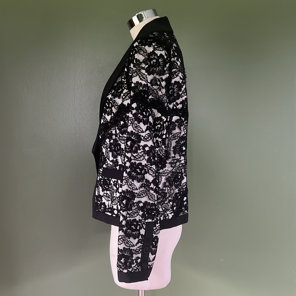 ⭐️CHANEL Runway Cruise 2014 Black & White Lace Blazer Size 38 MSRP $6200⭐️ - Picture 4 of 15